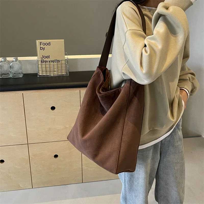 Single-shoulder bag New Solid Color Veet Hasp Wens Shoder Bag 2024 Hot Selling High Beauty Crossbody Bag Fi Soft Simple Cmuter Handbag Z241115