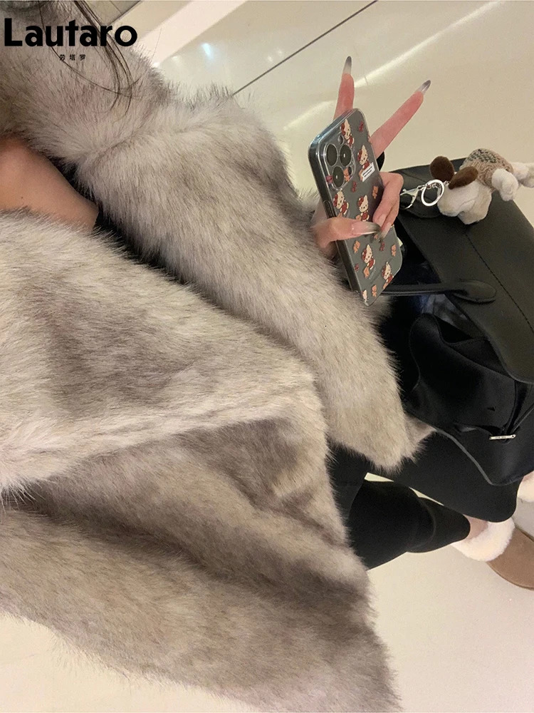 Lautaro Autumn Winter Oversized Loose Casual Soft Thick Warm Hairy Faux Fur Coat Women Long Sleeve Fluffy Jacket 2024 241115