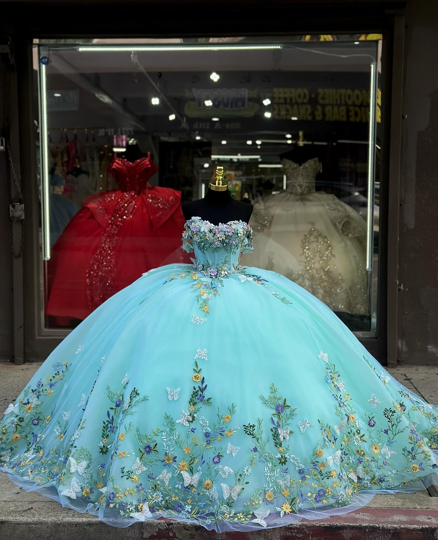 Charming Pearls Ball Gown 3D Appliqued Quinceanera Dresses Sequined Prom Gowns Off The Shoulder Necke Sixteen Sweet 15 Corset Masquerade Dress 0219