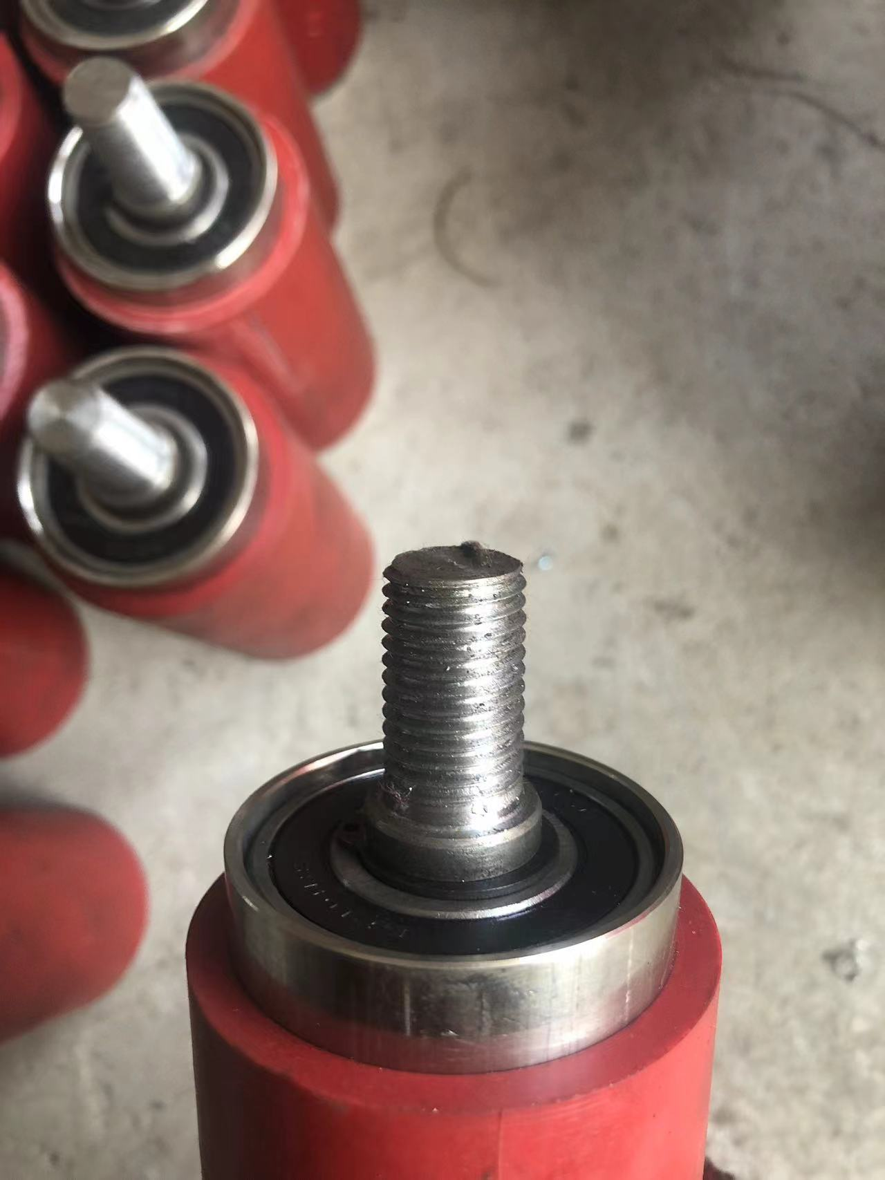 Durable Non-Electric Rolling Cylinder for Industrial Use