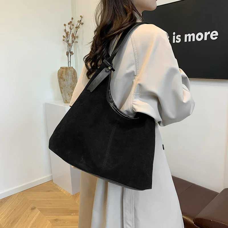 Single-shoulder bag Casa Corduroy Solid Zipper Shoder Bags 2024 Hot S Interior Cpartment Bags for Wen New Large Capacity Wens Handbags Z241115