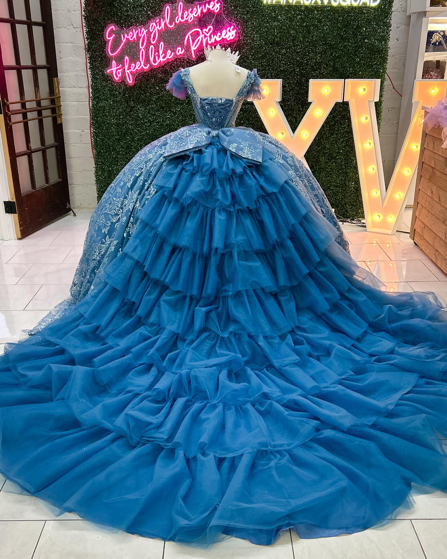 Fabulous Pearls Ball Gown Beaded Quinceanera Dresses Sequined Prom Gowns Appliqued V Necke Sixteen Sweet 15 Corset Masquerade Dress 0220