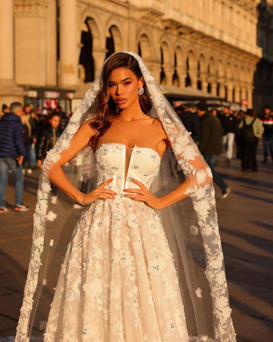 Vintage Wedding Dress For Women Strapless Sleeveless Bridal Gown Sequins Appliques With Veil Sweep Train Customized Dresses vestidos de novia