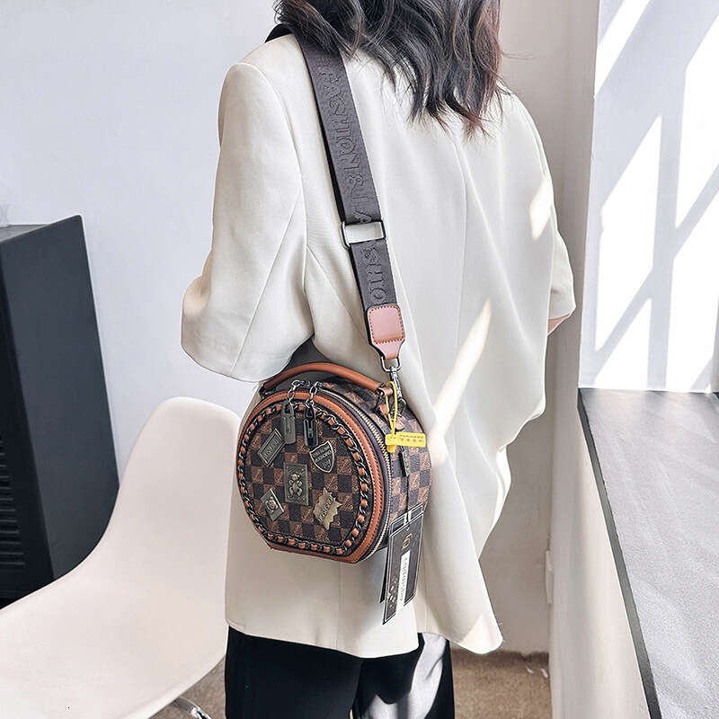 High quality niche badge for women's 2023 spring new trendy and fashionable Korean version versatile single shoulder crossbody small round bag