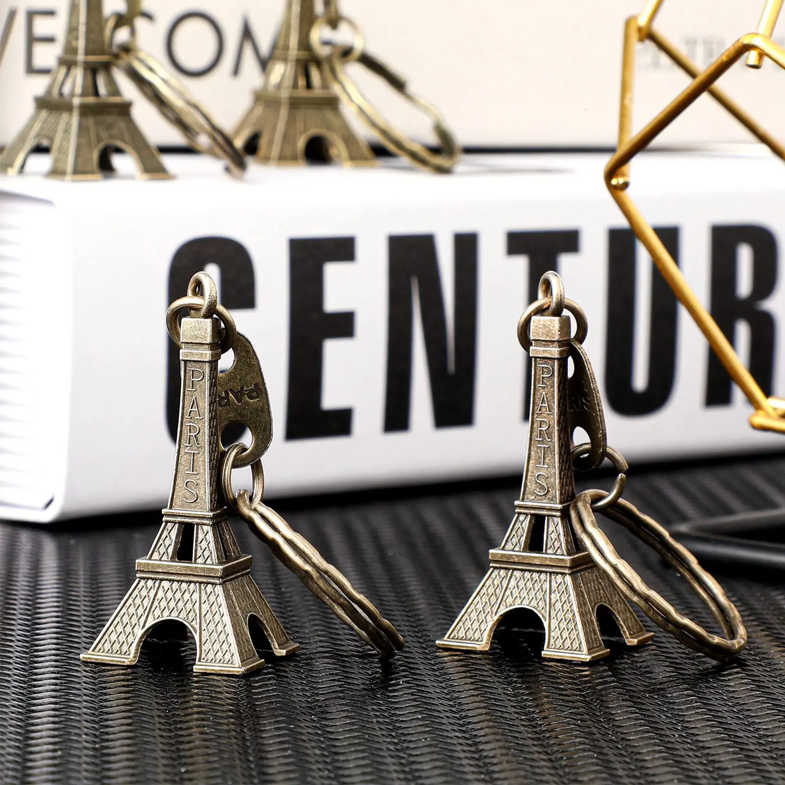 120 Eiffel Tower keychains vintage keychains decorative wallets charming statue models ball keychains French souvenirs 241115