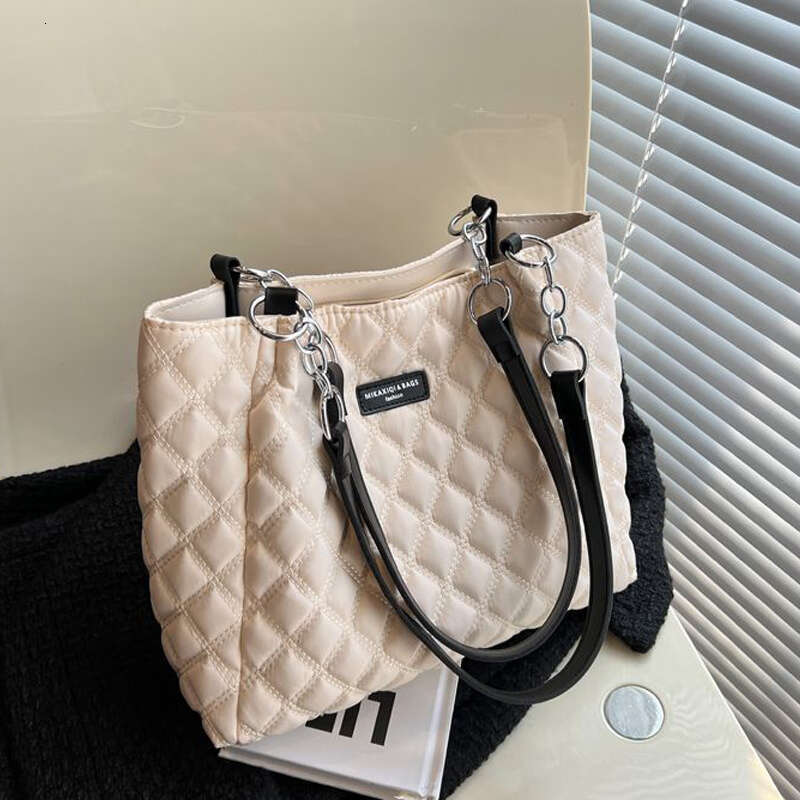 Large Capacity Women's Shoulder Bag - Quilted, Fashionable, All-Match Commuter Tote with Spacious Interior and Stylish Design