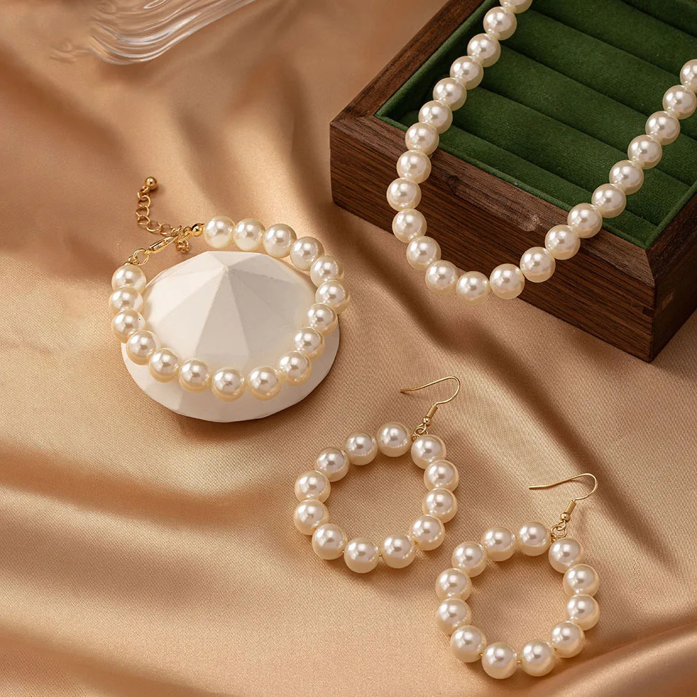 Womens jewelry set imitates pearl necklaces bracelets stud earrings retro fashion warmth party gifts OL holiday S023 241115