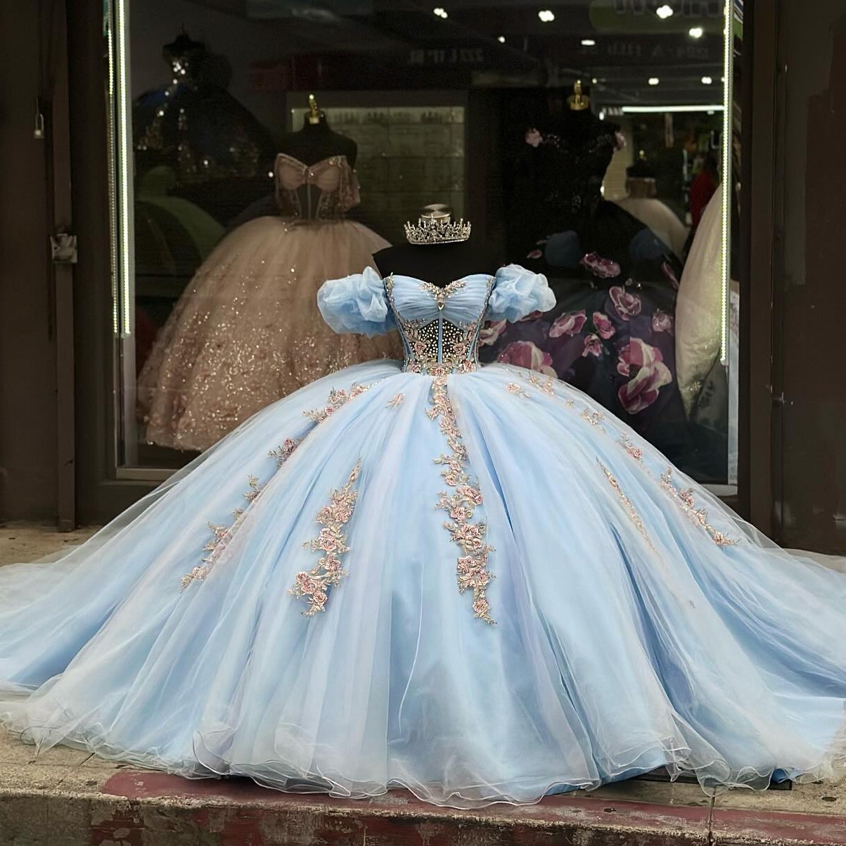 Light Crystals Ball Gown Appliqued Quinceanera Dresses Pearls Prom Gowns Off The Shoulder Necke Sixteen Sweet 15 Corset Masquerade Dress 0220