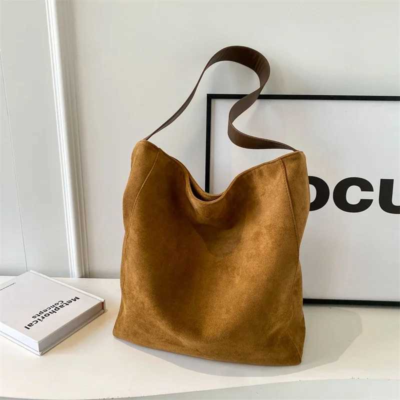 Single-shoulder bag New Solid Color Veet Hasp Wens Shoder Bag 2024 Hot Selling High Beauty Crossbody Bag Fi Soft Simple Cmuter Handbag Z241115