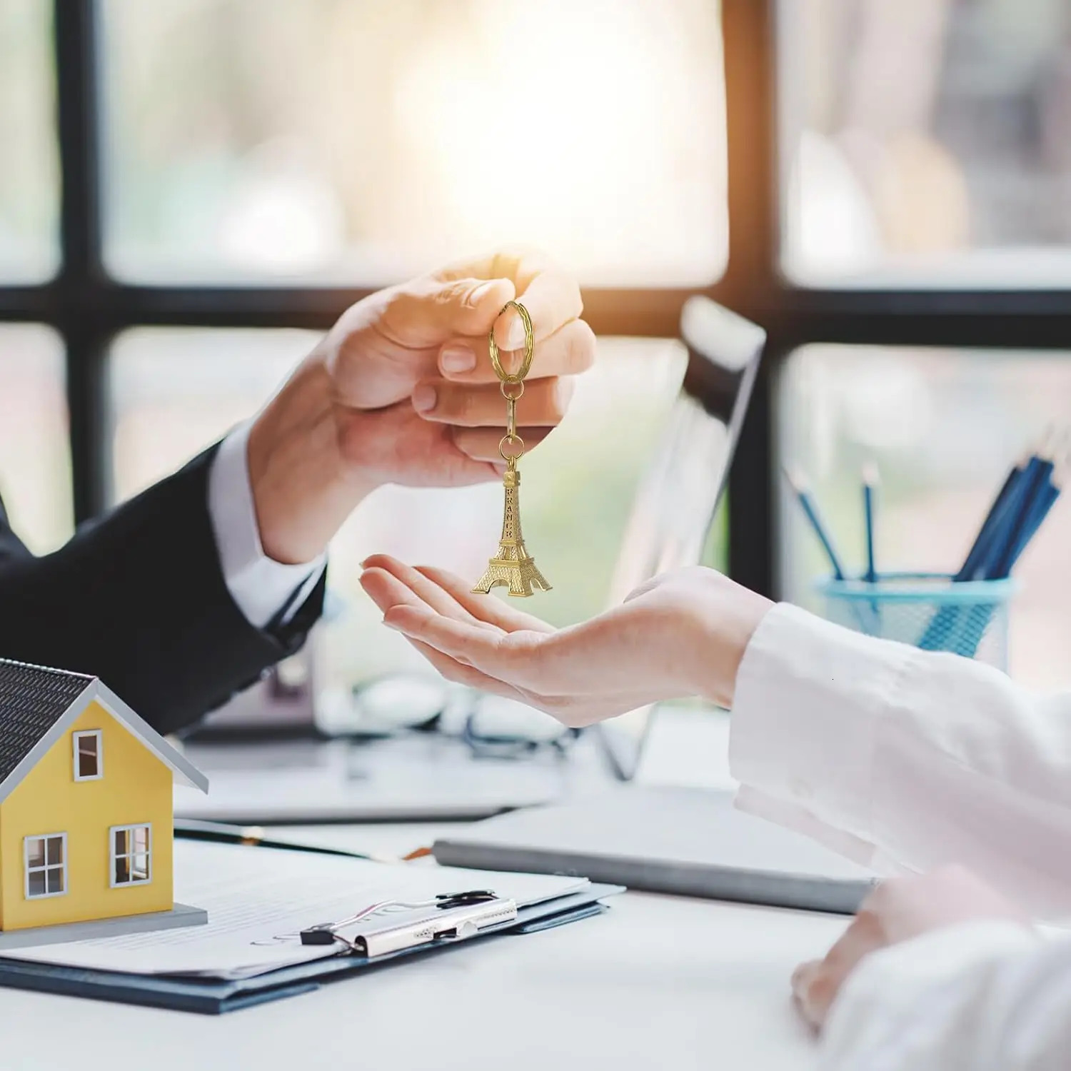 60 vintage Parisian Eiffel Tower keychains tower pendants keychains and small gifts 241115