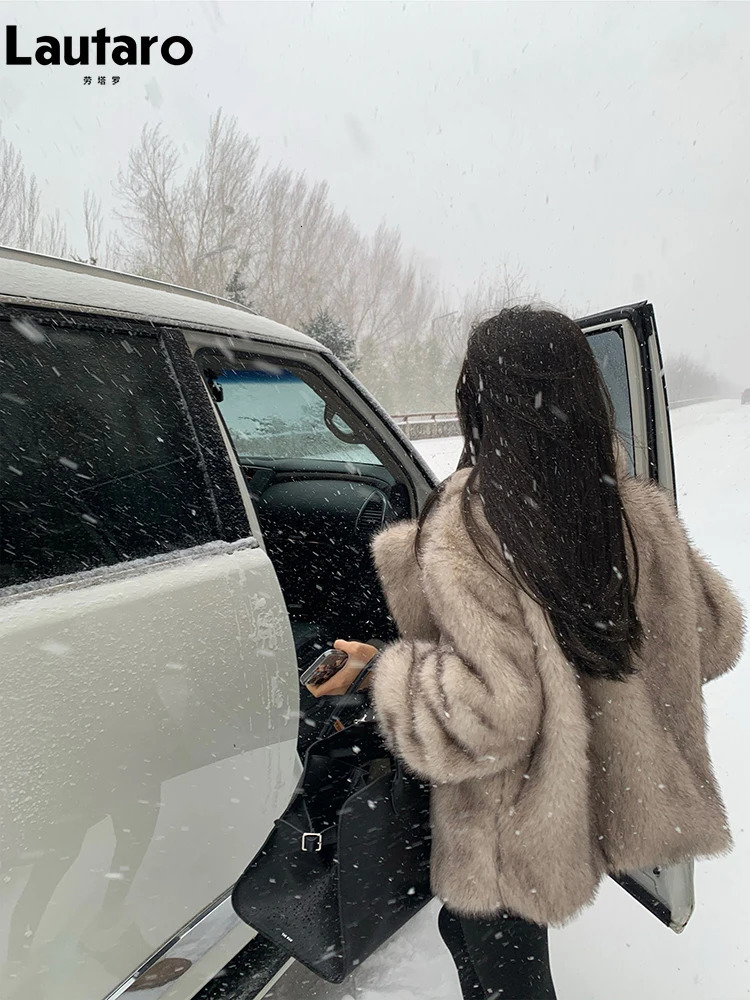 Lautaro Autumn Winter Oversized Loose Casual Soft Thick Warm Hairy Faux Fur Coat Women Long Sleeve Fluffy Jacket 2024 241115