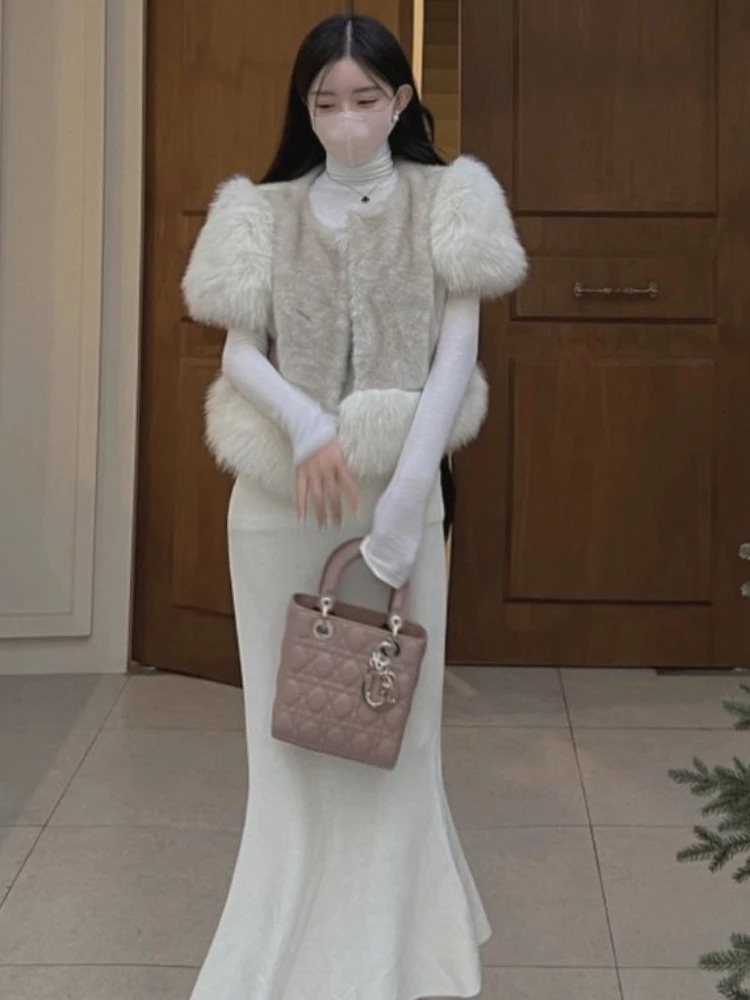 2024 AutumnWinter Fashion Womens Warm Fur Integrated Simulation Coat Round Neck Long Sleeve High End Short 241115