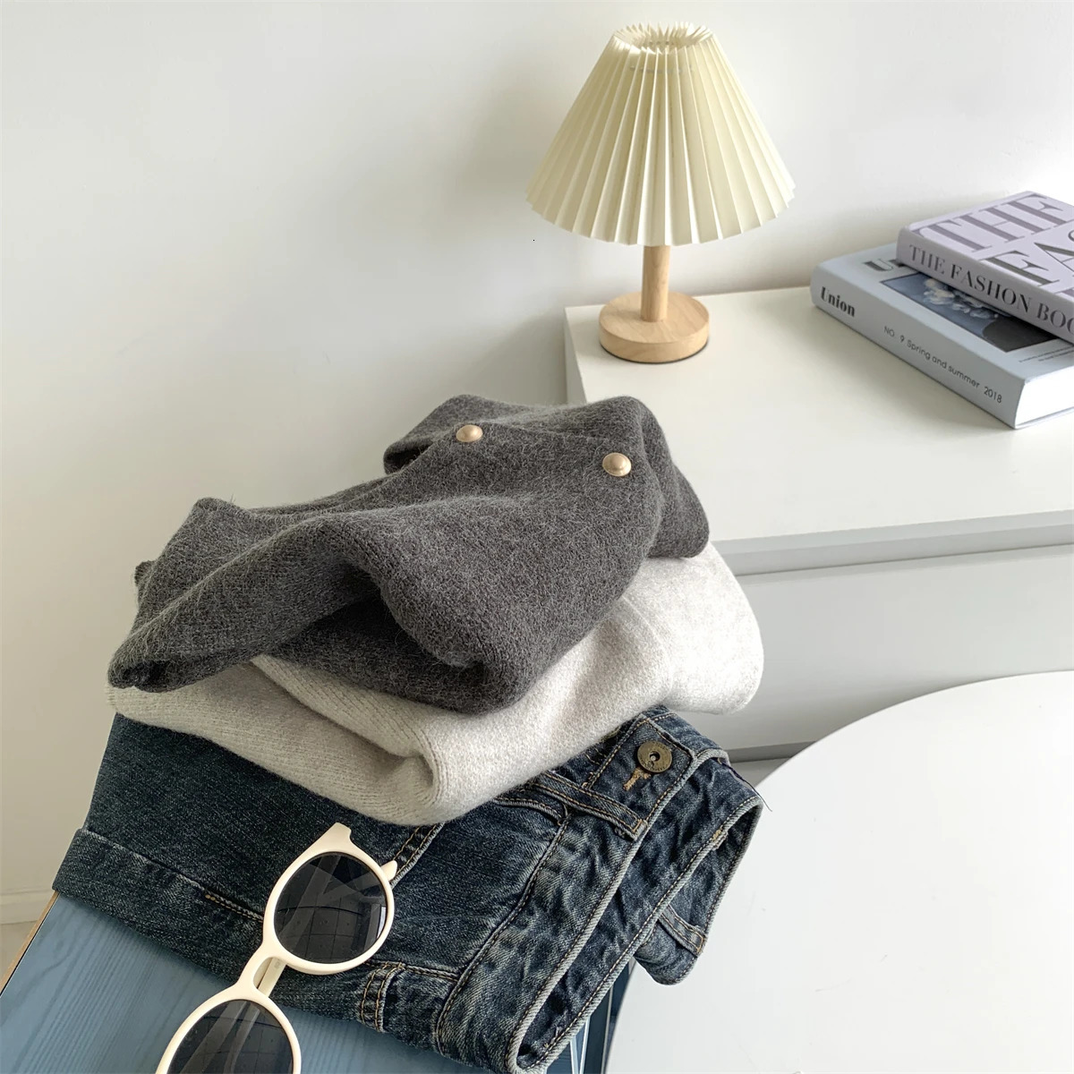 Single chest small gold button round neck weight loss knitted vest suitable for women loose fit suitable for shoulders 241111