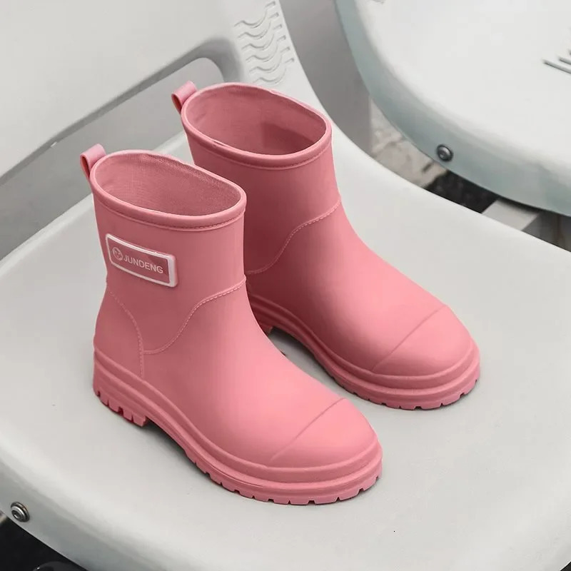Fashionable Rain Boots for Women Thick Soles Versatile Korean Version Nonslip Wearresistant Casual Adult Outdoor Rubber Shoes 241115