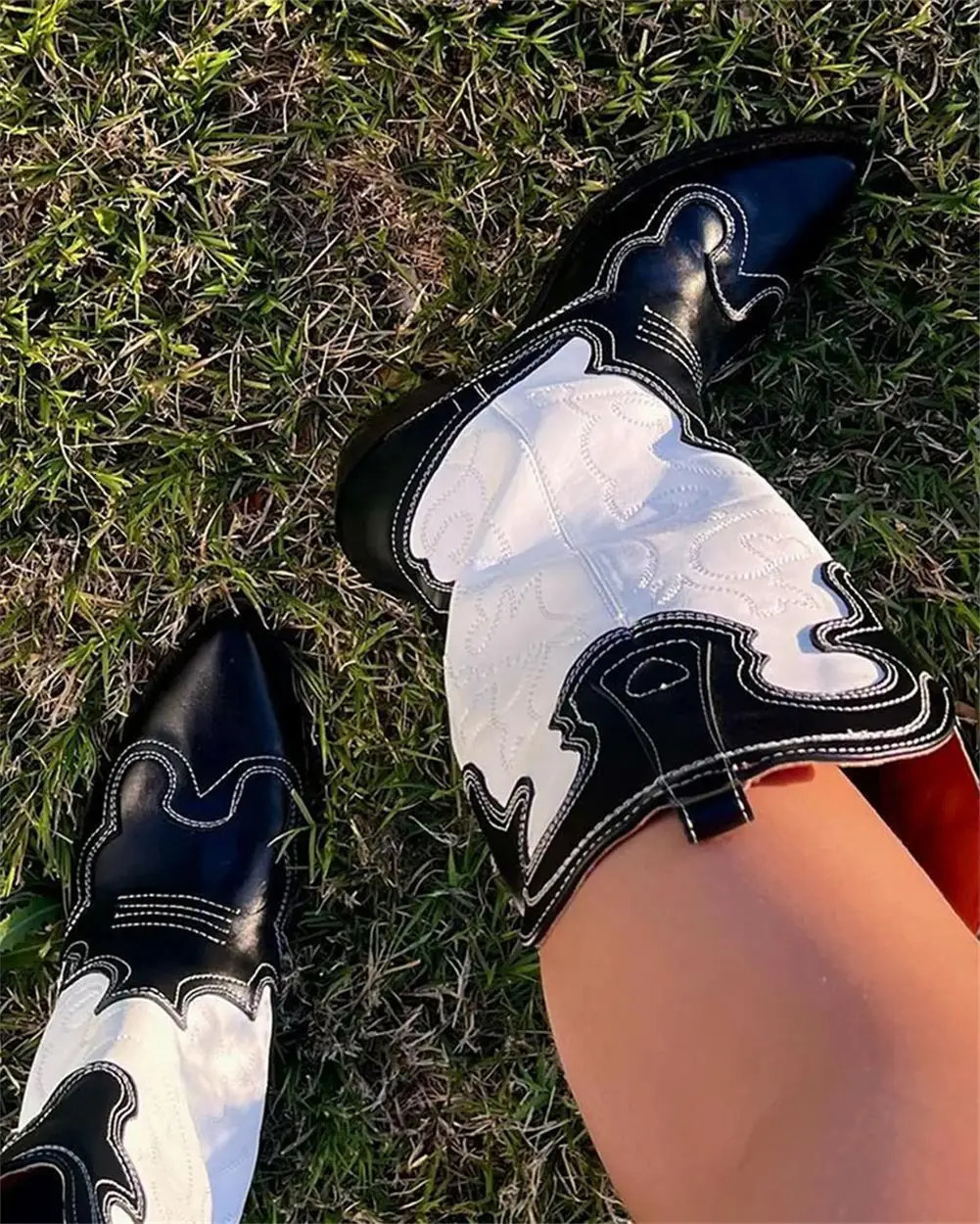 2024 Retro Embroidered Cowboy Girl Boots Fashion Womens Western Boots Pointed Toe Mid calf Cowboy Punk Womens Shoes 241115