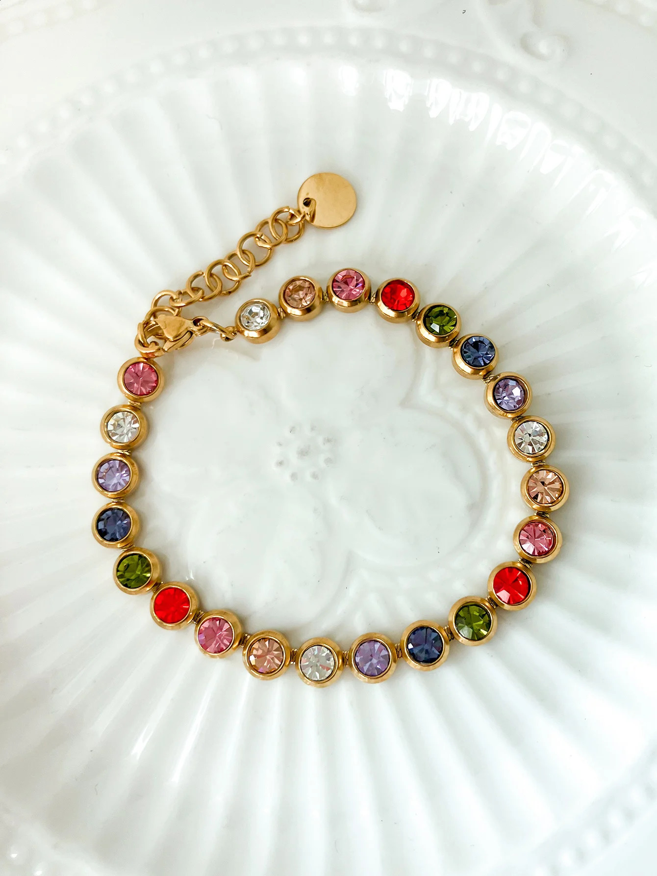 A pair of French retro and fashionable stainless steel womens colored zircon bracelets daily commuting gifts dating parties 241116