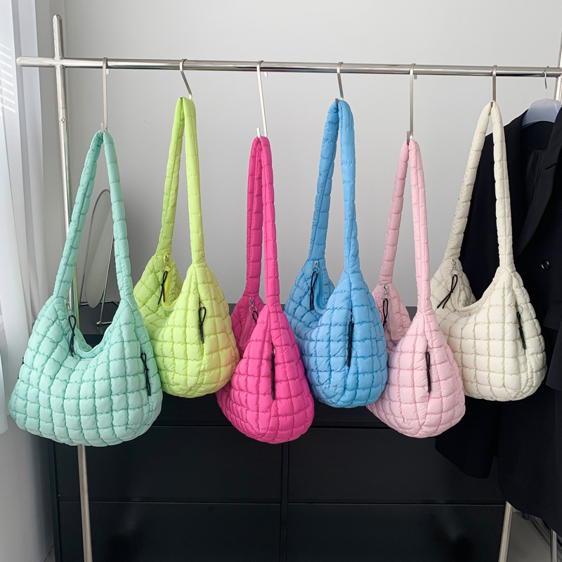 2024 Designer pleated cloud fashionable one shoulder hand-held dumpg bag, large capacity down cotton armpit women's bag