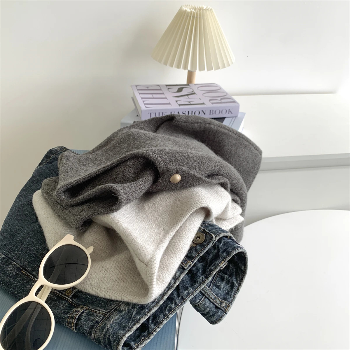 Single chest small gold button round neck weight loss knitted vest suitable for women loose fit suitable for shoulders 241111