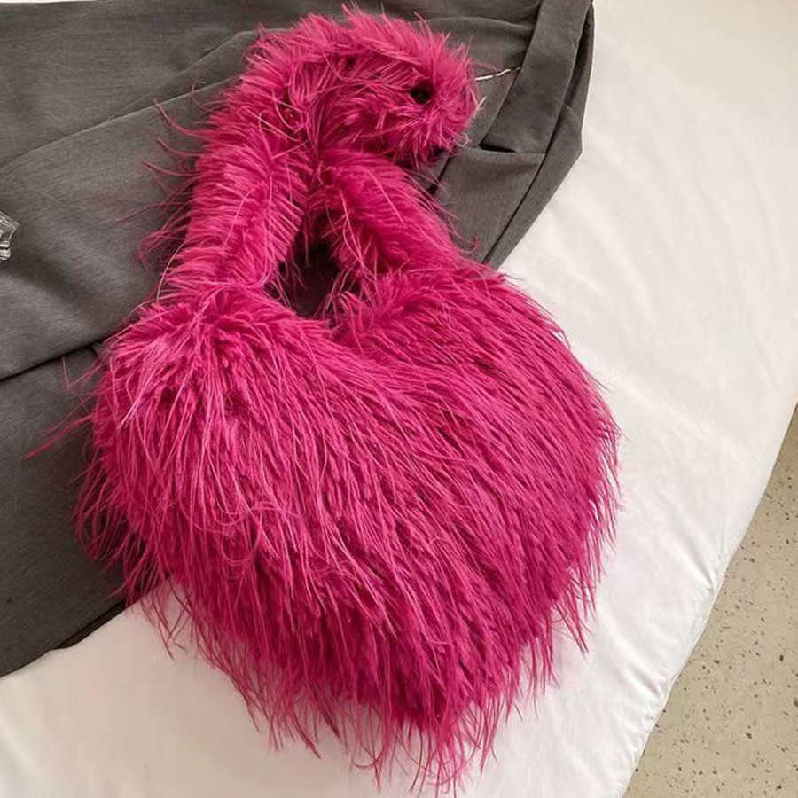 Autumn Winter Heart Shaped Designer Bag Spicy Girl Large Capacity Shoulder Bags Tassel Plush Crossbody Bags 241104