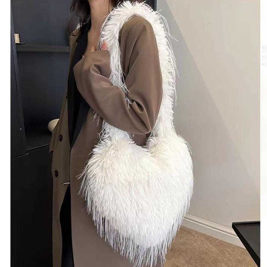 Autumn Winter Heart Shaped Designer Bag Spicy Girl Large Capacity Shoulder Bags Tassel Plush Crossbody Bags 241104