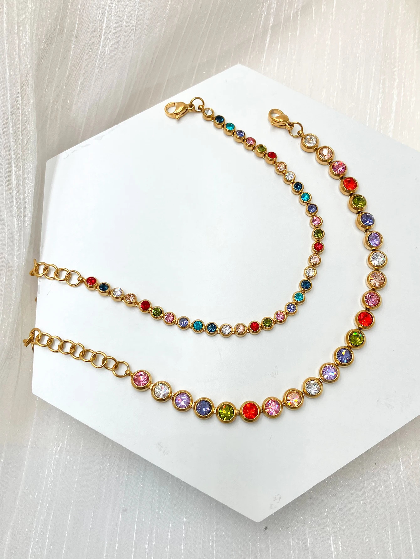 A pair of French retro and fashionable stainless steel womens colored zircon bracelets daily commuting gifts dating parties 241116