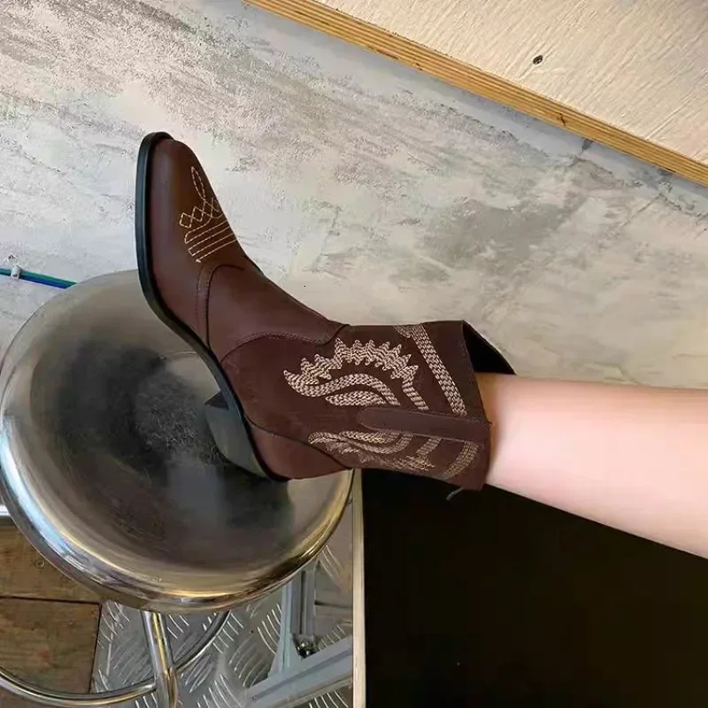 Size Mens ankle denim boots suede leather embroidered denim boots thick high heels winter short boots 241115