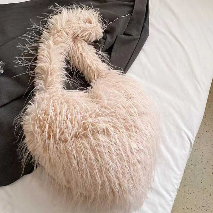 Autumn Winter Heart Shaped Designer Bag Spicy Girl Large Capacity Shoulder Bags Tassel Plush Crossbody Bags 241104