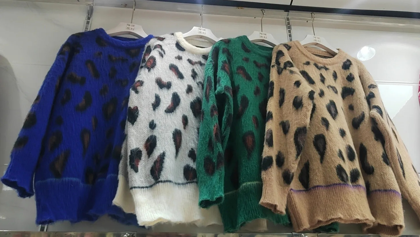 OMCHION Suede Womens Loose Jumper Round Neck Leopard Pattern Jacquard Knitted Sweater Womens Autumn/Winter Fashion Pulling Flower 241115