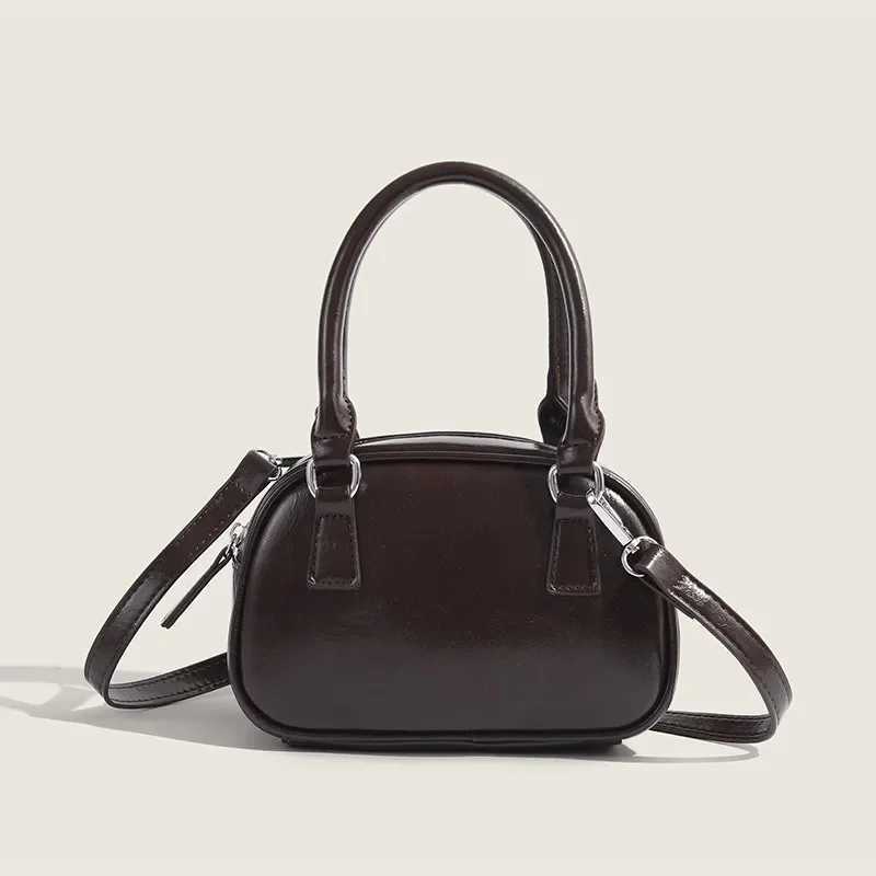 In the autumn and winter of 2024 new trends in culture include Korean handbags bowling bags crossover bags messenger bags and small square bags Y25031