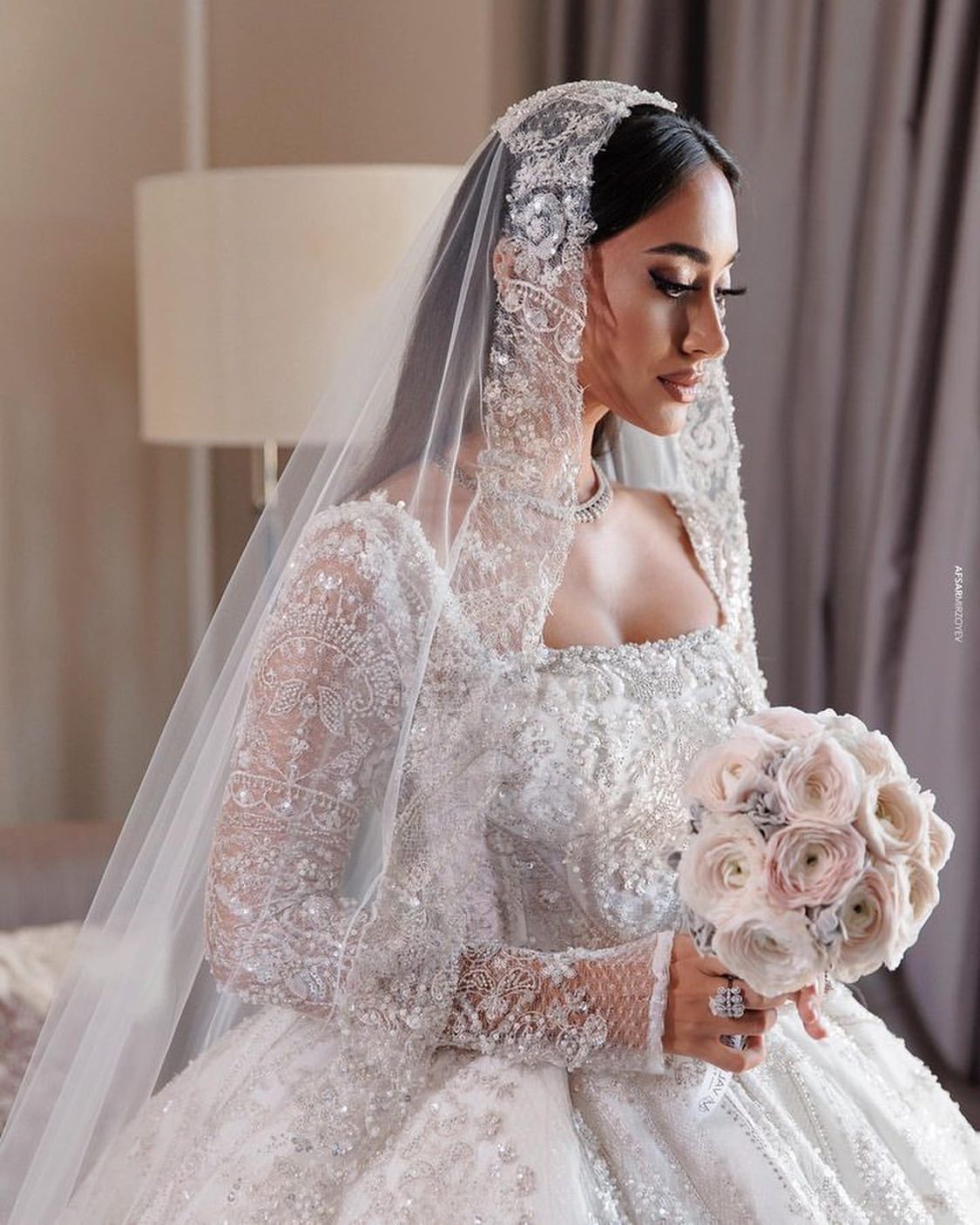 Saudi Arabic Ball Gown Wedding Dress Square Neck Illusion Long Sleeves Sequins Lace Wedding Dresses Ruffle Dubai R Bridal Gowns Plus Size 0620