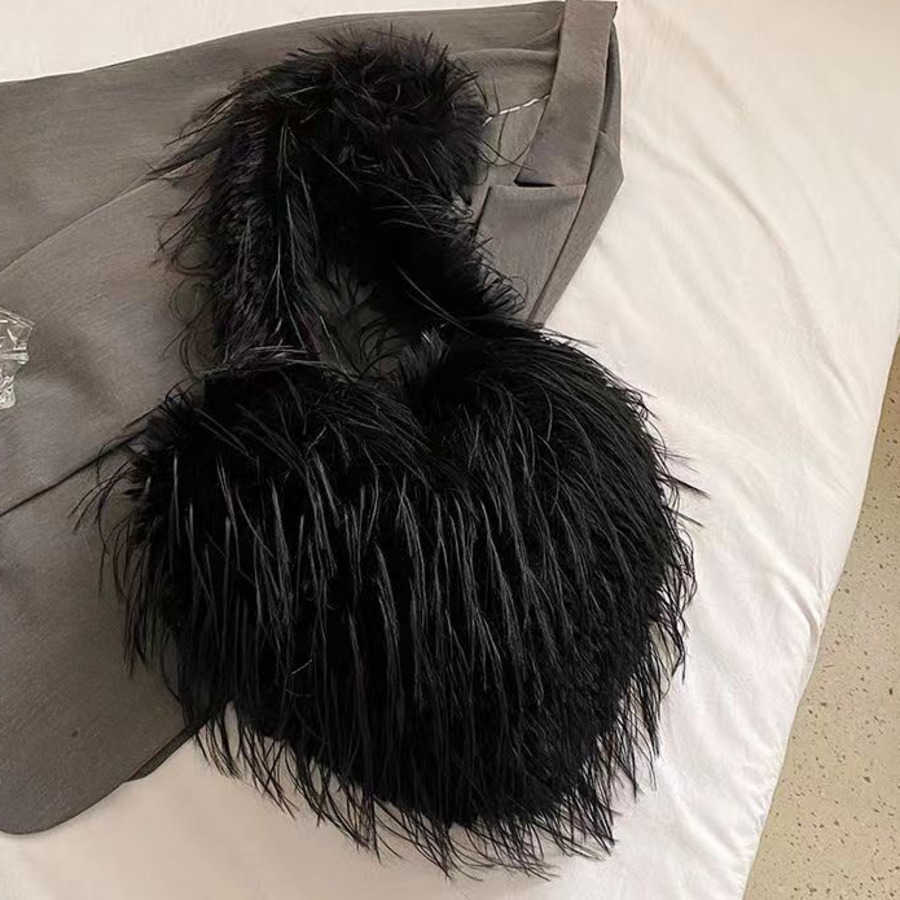 Autumn Winter Heart Shaped Designer Bag Spicy Girl Large Capacity Shoulder Bags Tassel Plush Crossbody Bags 241104