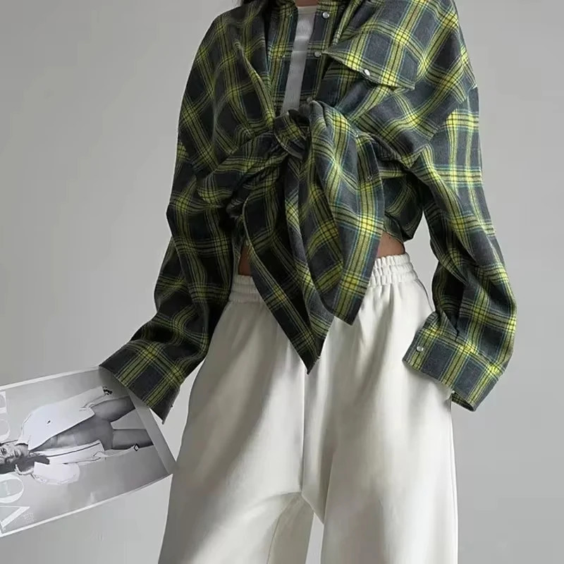 Womens retro long sleeved shirt oversized plain weave shirt autumn and winter fashion loose collared pocket shirt suitable for Korean style shirts 241