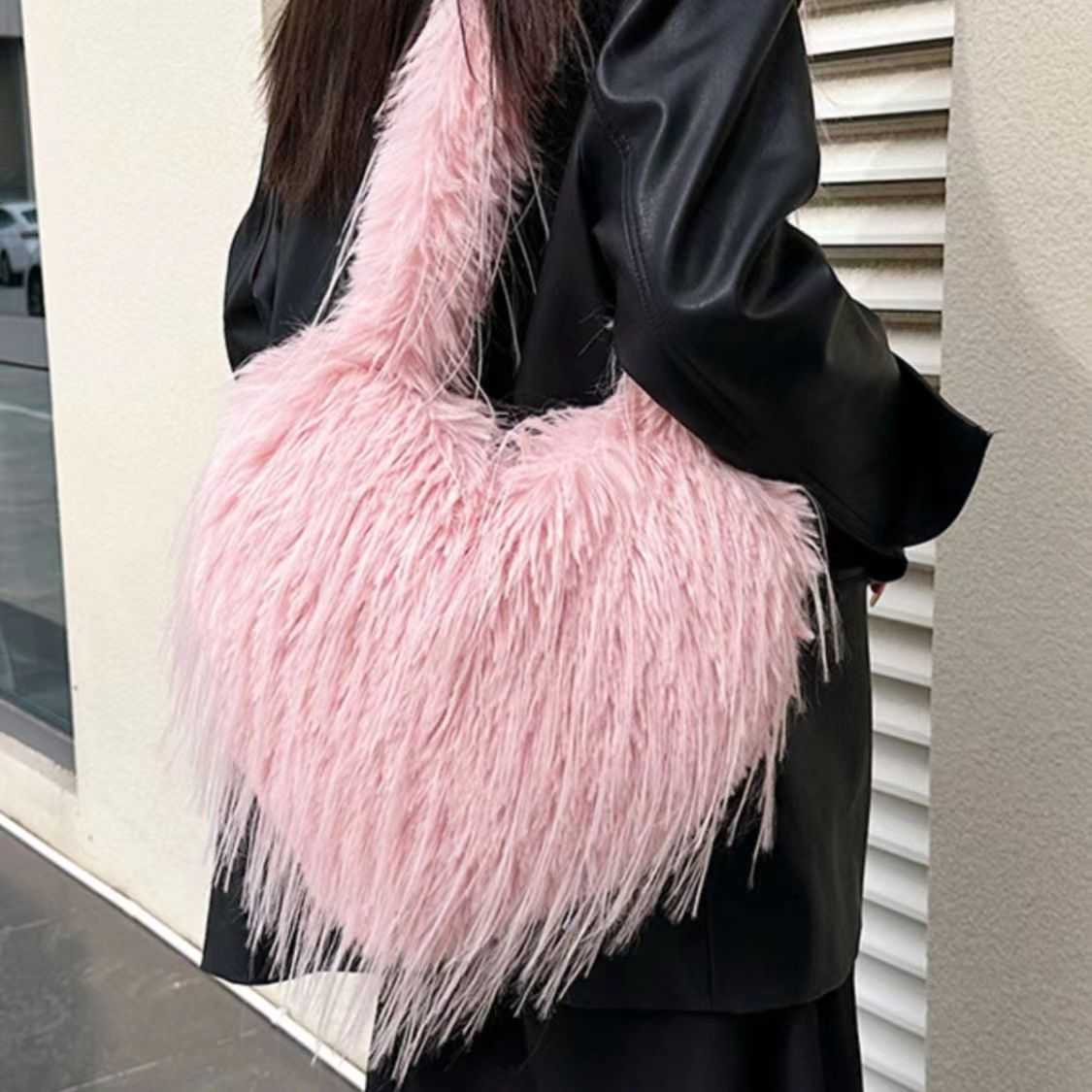 Autumn Winter Heart Shaped Designer Bag Spicy Girl Large Capacity Shoulder Bags Tassel Plush Crossbody Bags 241104