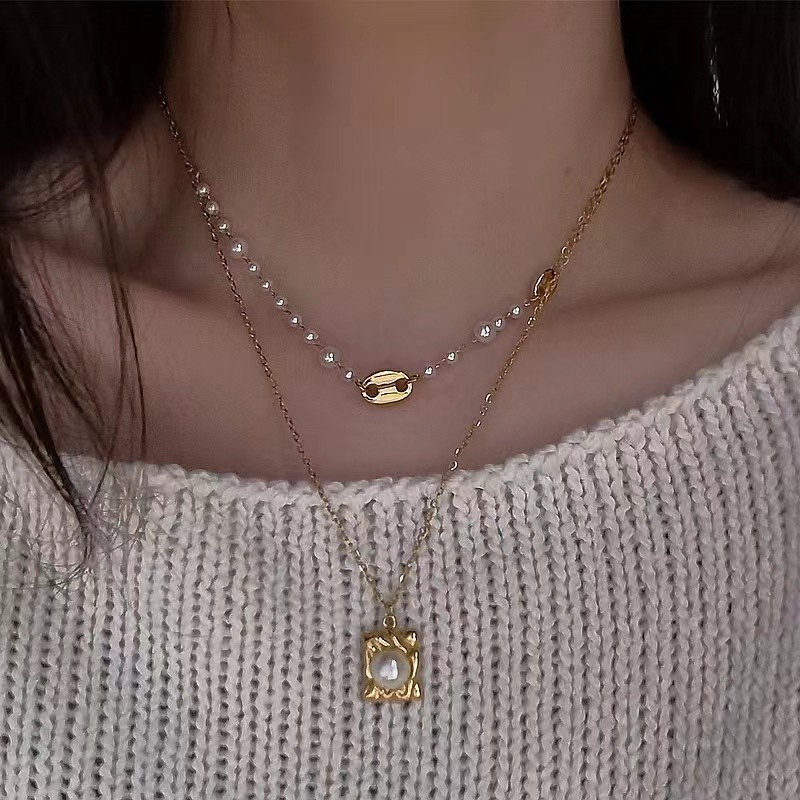 Classic Fashion Imitation Pearl Pendant Necklace for Womne 18k Gold Plated Titanium Steel Colorless Fried Dough Twists Chain Hammer Pendant Jewelry Wh