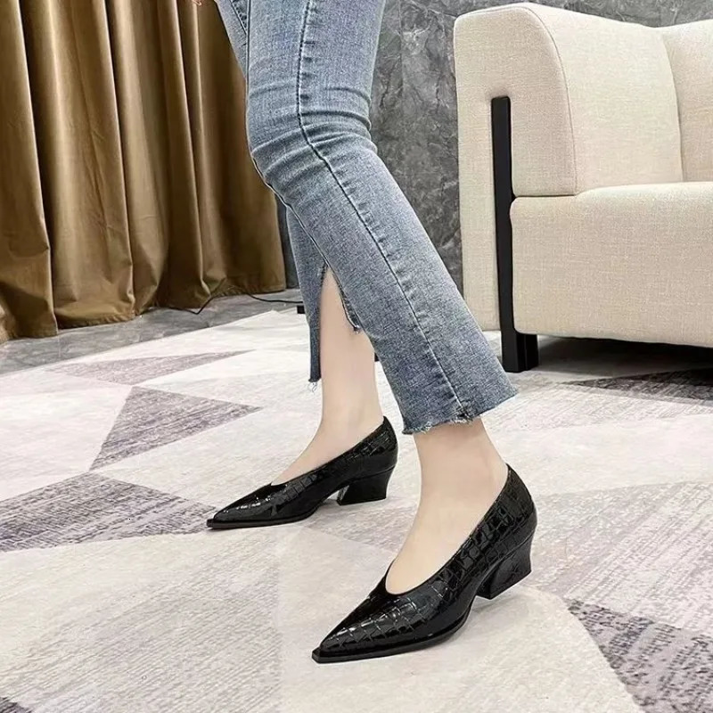 Pointy V-neck patent leather single womens shoes high heels Spring Versatile retro short and chubby single shoes Zapatos De Mujer black 241115