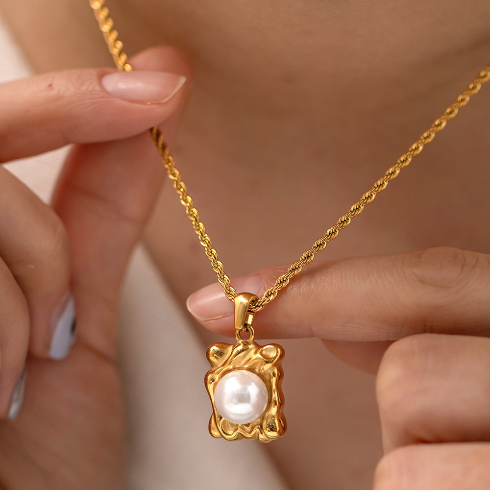 Classic Fashion Imitation Pearl Pendant Necklace for Womne 18k Gold Plated Titanium Steel Colorless Fried Dough Twists Chain Hammer Pendant Jewelry Wh