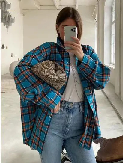 Womens retro long sleeved shirt oversized plain weave shirt autumn and winter fashion loose collared pocket shirt suitable for Korean style shirts 241