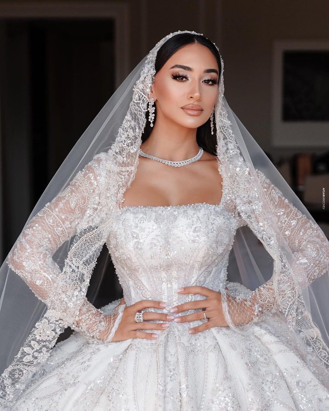 Saudi Arabic Ball Gown Wedding Dress Square Neck Illusion Long Sleeves Sequins Lace Wedding Dresses Ruffle Dubai R Bridal Gowns Plus Size 0620