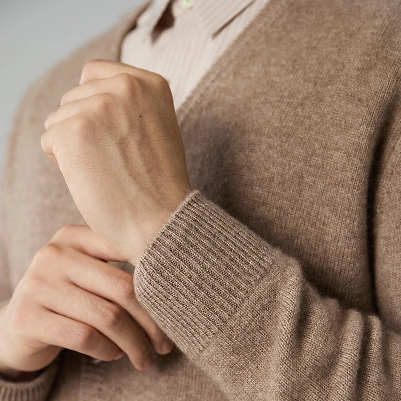 The selling 100% cashmere sweater for mens business and leisure Vneck knitted cardigan plus size long sleeved warm 241115
