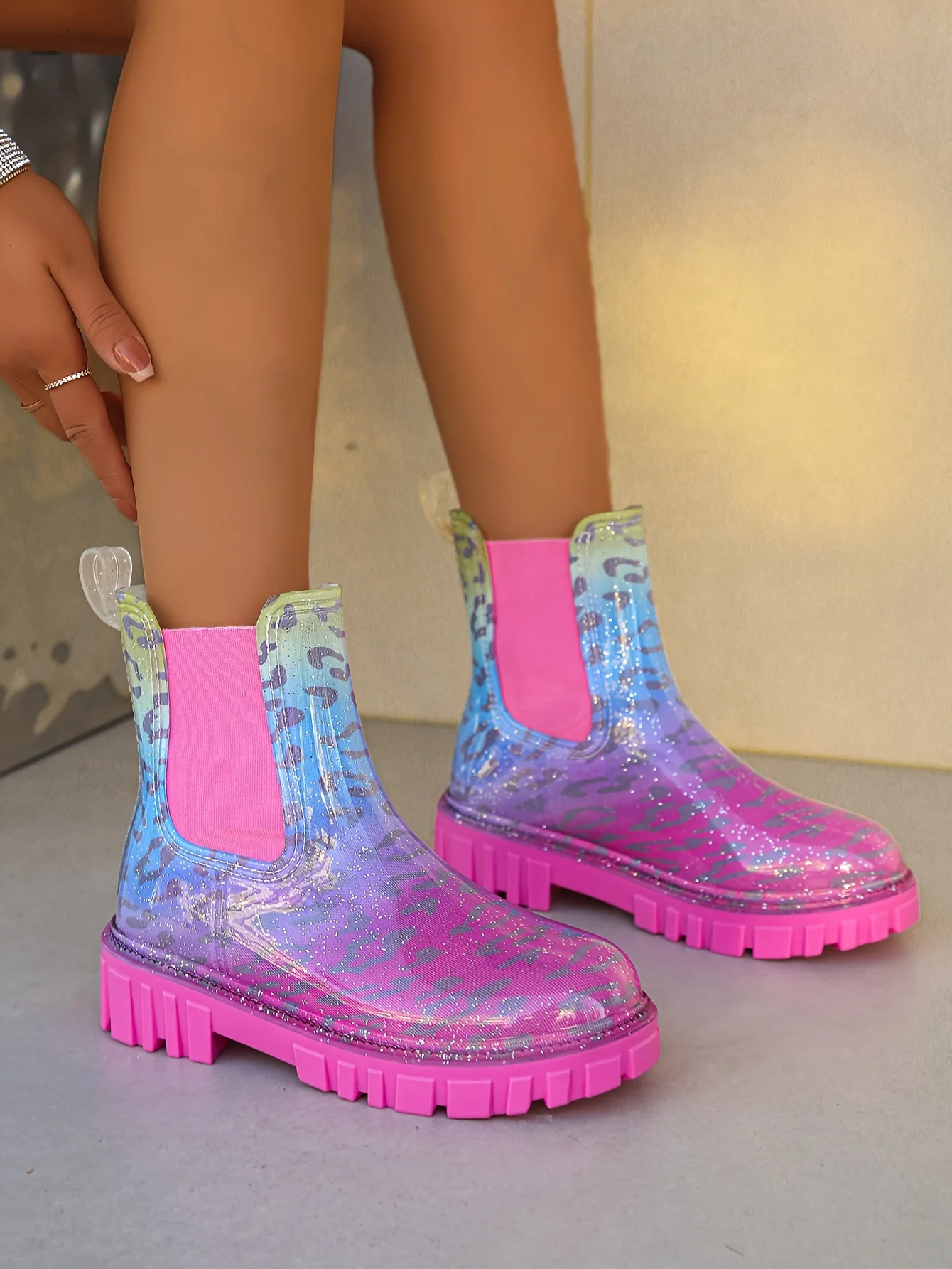 2024 Style Pink Nonslip And Wear Resistant Medium Tube Rain Boots Classic Fashion Rain Boots Waterproof Rubber Shoes 241115