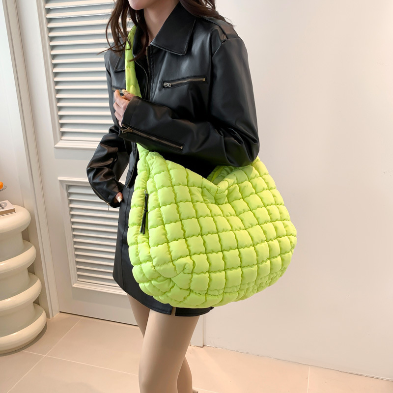 2024 Designer pleated cloud fashionable one shoulder hand-held dumpg bag, large capacity down cotton armpit women's bag