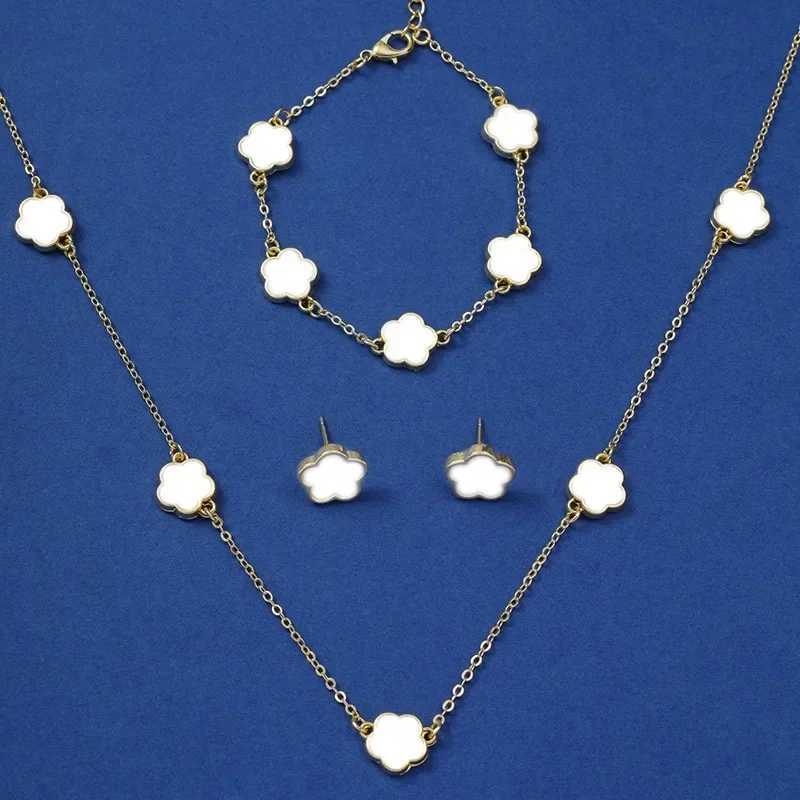 Lucky Five Petal Flower Five Leaf Bracelet Earrings Necklace 3-Piece Set for Wan Fashion Accessories Party Jewelry X2411162