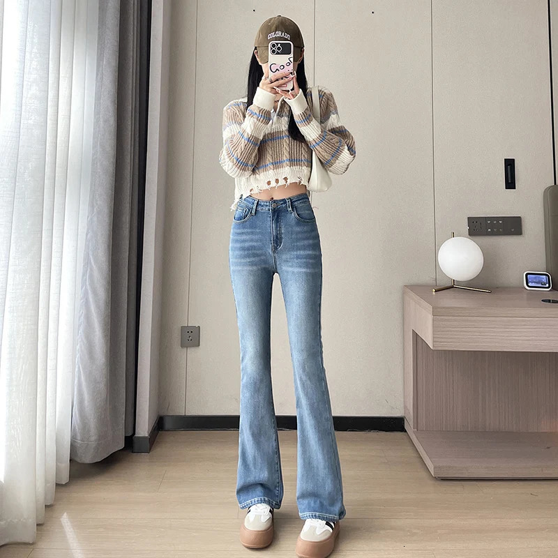2023 Fashion Women Warm Plush Flared Jeans Thermal Fleece Loose Denim Pants Female High Waist Urban Straight Flare Trouser 241115