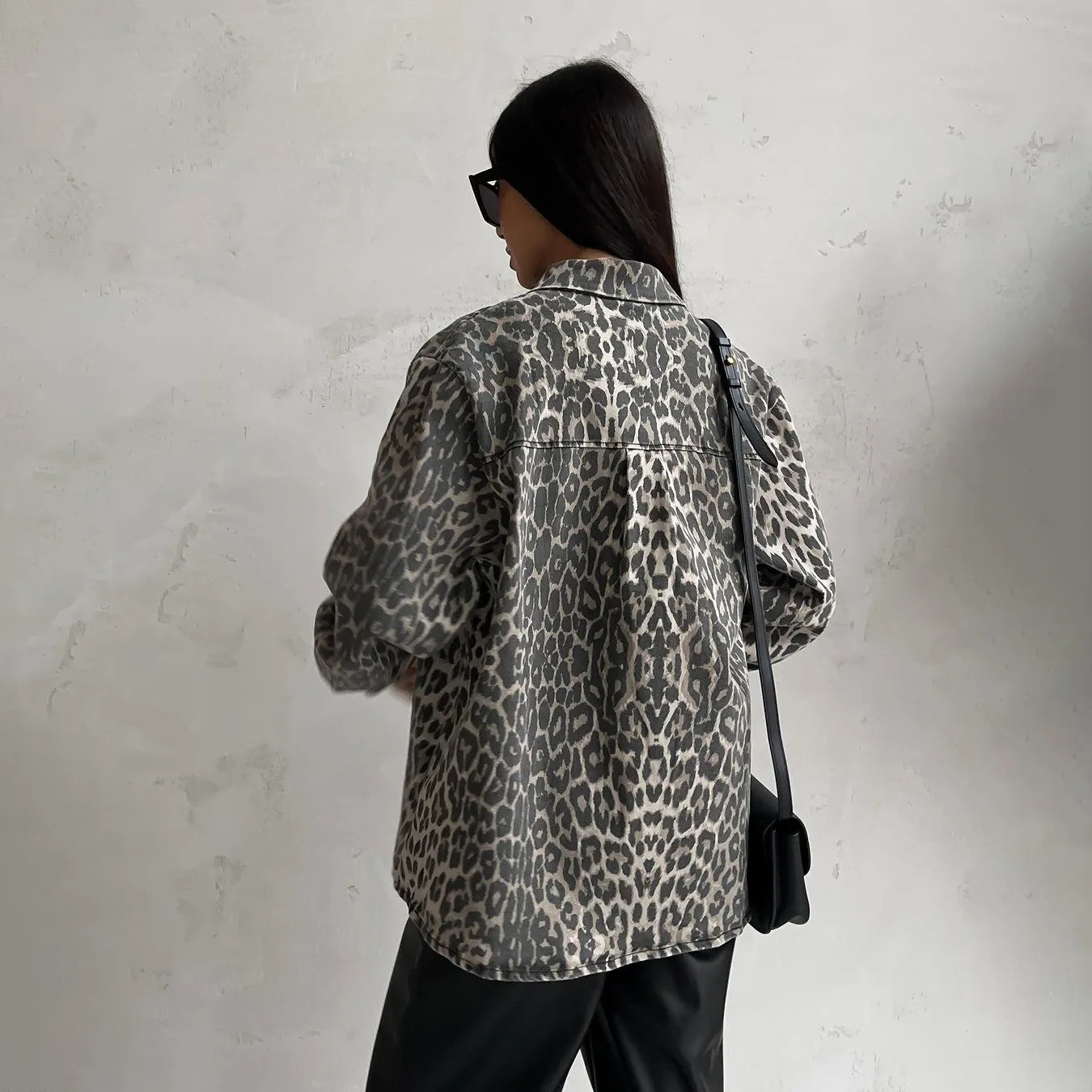 Beautiful street casual leopard print denim jacket suitable for women with loose pocket buttons fashionable retro denim jacket medium length 241115