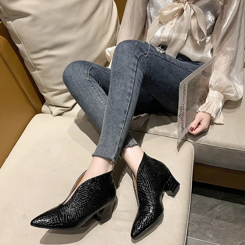 Retro Womens Ankle Boots 2024 Pointy V-neck Patent Leather Womens High Heels Simple Versatile Communicating Office Womens Shoes 241115