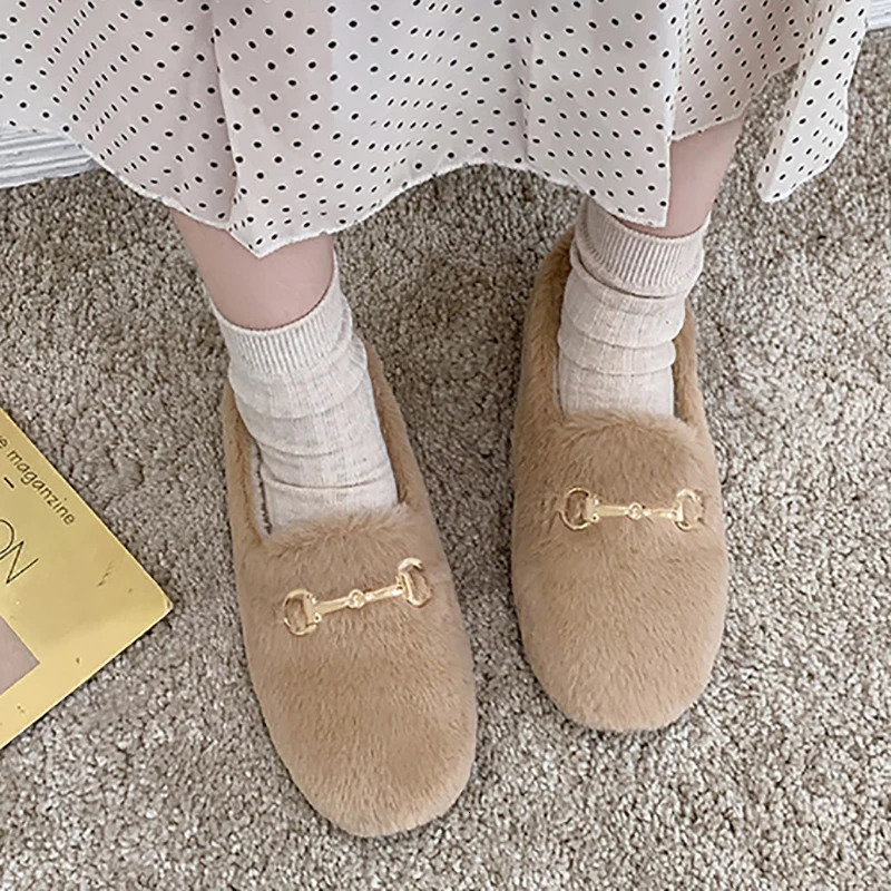 Winter fluffy womens shoes fashionable gold buckle warm fur coat womens flat shoes womens indoor sliding shoulder straps family womens shoes 241115