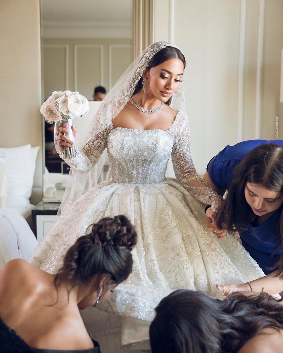 Saudi Arabic Ball Gown Wedding Dress Square Neck Illusion Long Sleeves Sequins Lace Wedding Dresses Ruffle Dubai R Bridal Gowns Plus Size 0620