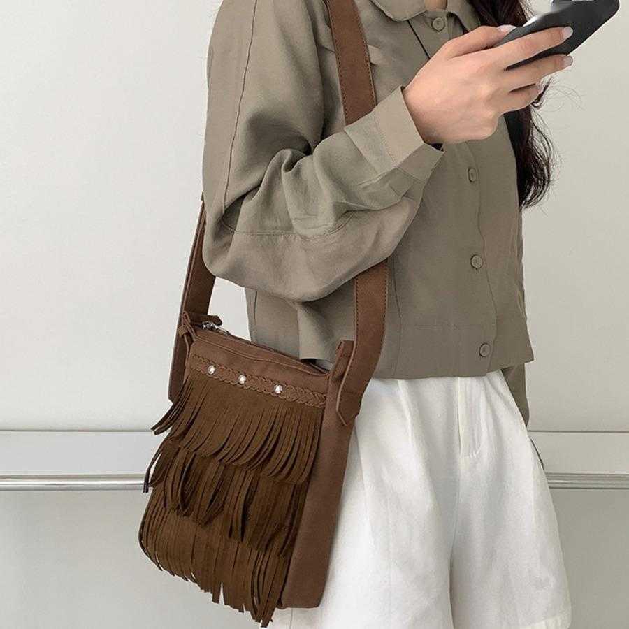 Niche Design Woven Crossbody Bag For Women Autumn Winter Small Designer Bag Velvet Tassel Tote Bag Simple Diagonal Shoulder Bags 241104