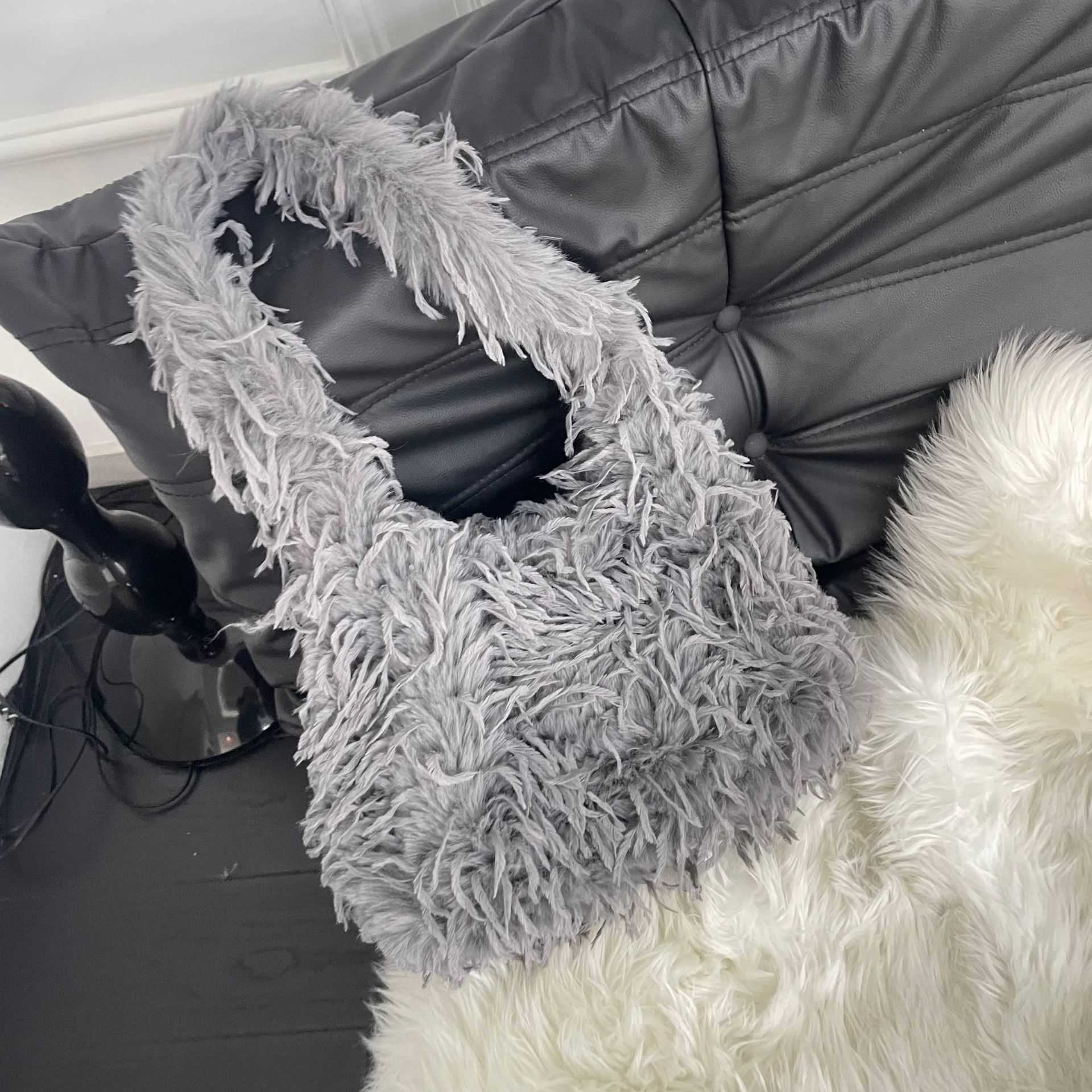 Autumn Winter Tassel Furry Tote Bag Long Trendy Shoulder Bag Fashionable Shopping Bags Commuting Versatile Tote Bag Totes Handbags 241104