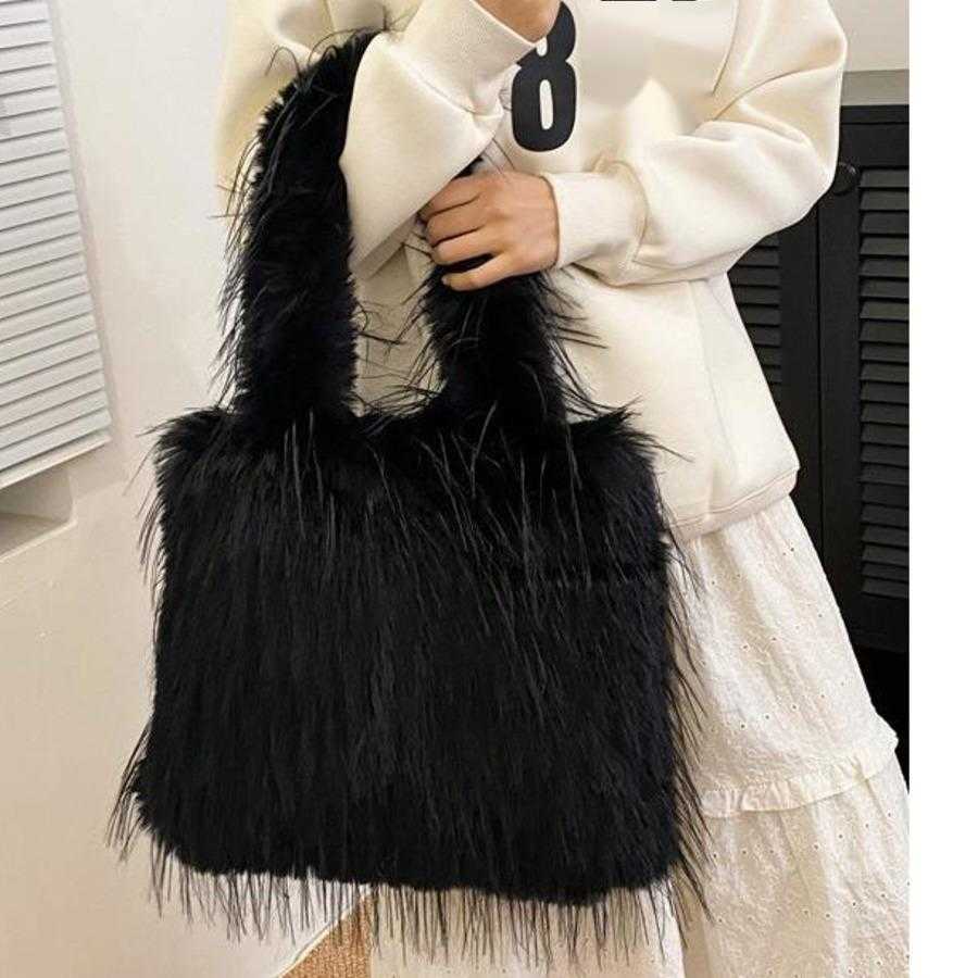 Autumn Winter Tote Bag Large Capacity Shopping Bags For Women New Style Tassel Shoulder Bag Plush Bucket Bag 241104